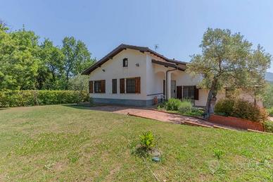 Villa di 230 m² con più di 5 locali a Garlenda