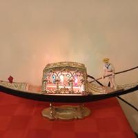 Gondola veneziana vintage con luci colorati