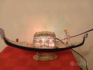 Gondola veneziana vintage con luci colorati