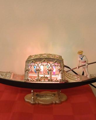 Gondola veneziana vintage con luci colorati