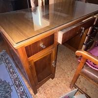 Scrivania antica con sedia