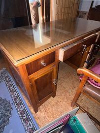 Scrivania antica con sedia