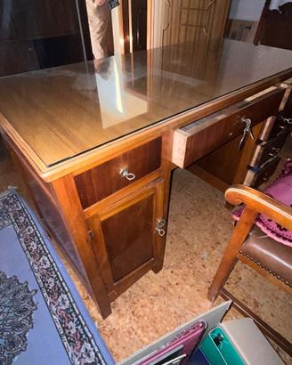 Scrivania antica con sedia