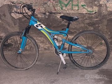 Tre biciclette da bambino e ragazzo