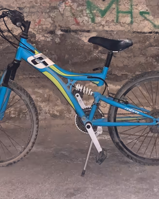 Tre biciclette da bambino e ragazzo