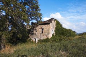 Rustico in sassi da ristrutt. con 4.5 ha terreno