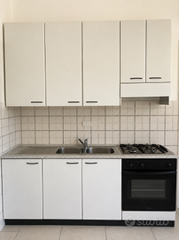cucina completa + tavolo da 6 posti + frigorifero
