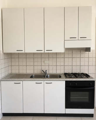 cucina completa + tavolo da 6 posti + frigorifero