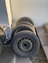 4 Cerchi in ferro 14” con gomme invernali