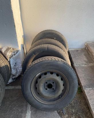 4 Cerchi in ferro 14” con gomme invernali