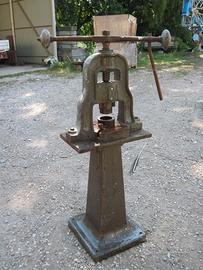 VECCHIA PRESSA O PUZONATRICE MANUALE