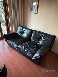Divano e poltrone in pelle nera