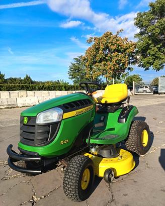 Trattorino tagliaerba John Deere X 125 Usato
