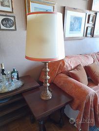 2 lampade con fusto alto in bronzo satinato