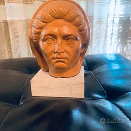 Antica testa di donna in terracotta