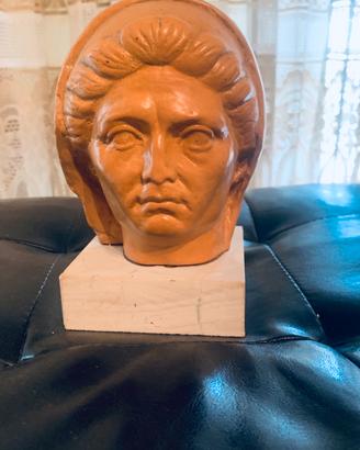 Antica testa di donna in terracotta