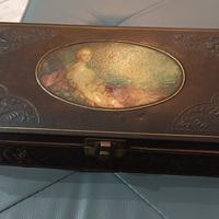 Antico cofanetto rivestito in pelle con immagine