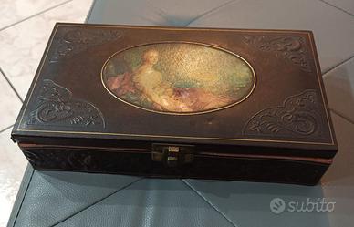 Antico cofanetto rivestito in pelle con immagine