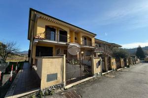 VILLA A SCHIERA A TARANO