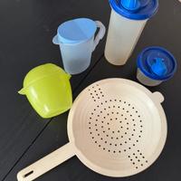 Cinque pezzi della tupperware