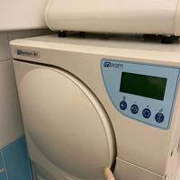 Riunito odontoiatrico,  autoclave e strumentazione