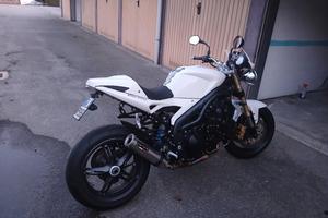 Triumph speed triple 1050.