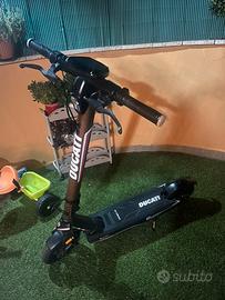 Monopattino Ducati Pro III Evo con frecce.