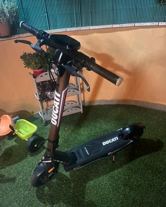 Monopattino Ducati Pro III Evo con frecce.