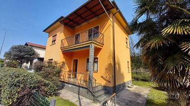 Villa di 142 m² con 4 locali e box auto a Oleggio