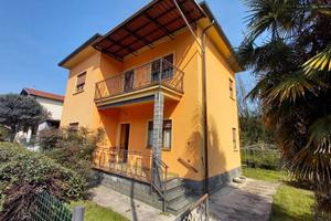 Villa di 142 m² con 4 locali e box auto a Oleggio