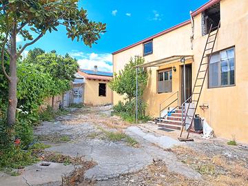 Centro storico-Casa indipendente con ampio cortile