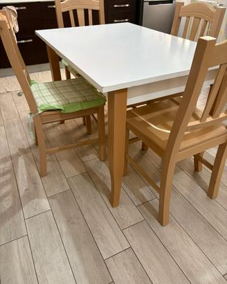 Tavolo con 4 sedie in legno