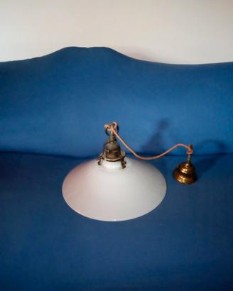 Lampadario con piatto in opalina bianco 