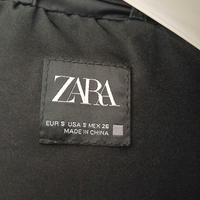 Piumino lungo Zara nero con maniche removibili. 