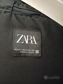 Piumino lungo Zara nero con maniche removibili. 