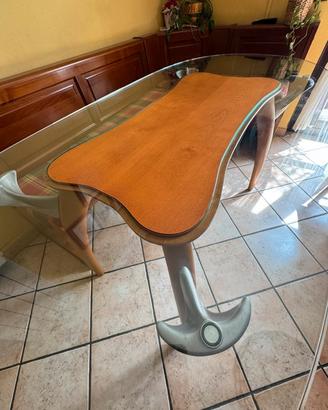 Tavolo di design in legno e cristallo
