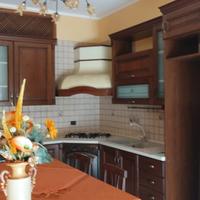 cucina completa con tavolo e 8sedie più piattaia