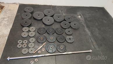 pesi e bilanciere palestra più tappeti gommati