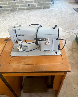 macchina da cucire Necchi con mobile