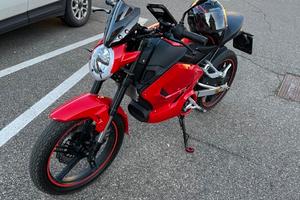 Moto 125cc elettrica per passaggio a cc superiore