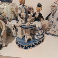 La prima dove prendono il tè le due statuette