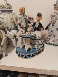 La prima dove prendono il tè le due statuette