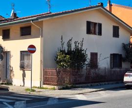 Villetta d'angolo con posto auto in Viareggio