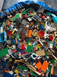 Lotto LEGO misto ~14 kg con minifigure – 280€