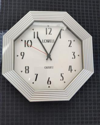 Orologio al quarzo da parete.