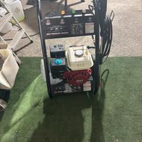 Idro pulitrice a motore