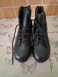 Scarpe da lavoro n. 40 punta in acciaio.