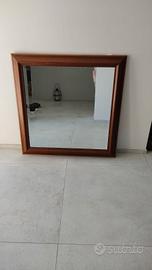 Grande specchio con cornice di legno 