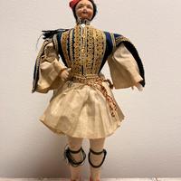 Souvenir bambola Tsolias tessuto greca