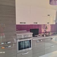 Cucina laccata con tavolo e sedie